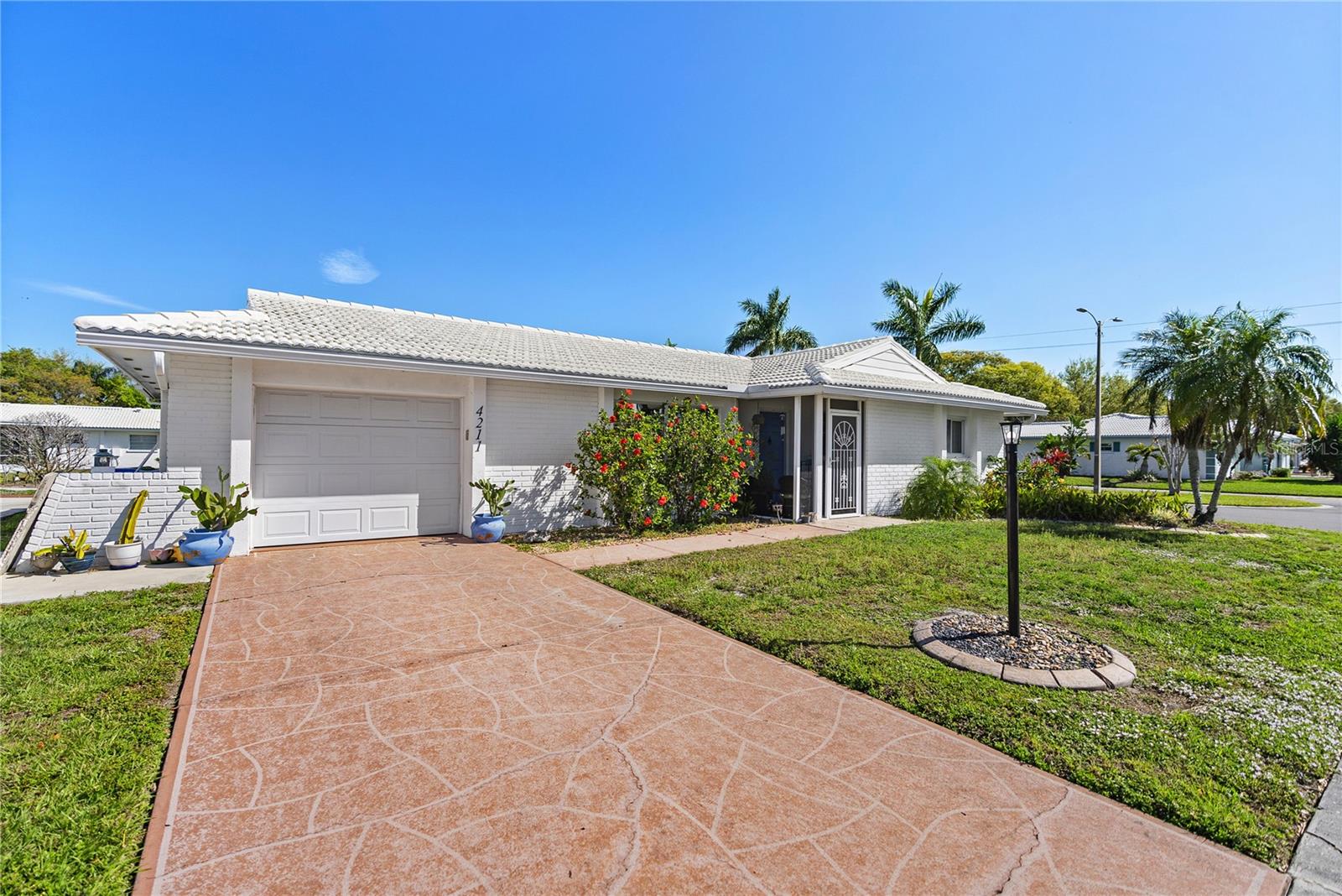 4211 NEIL LN