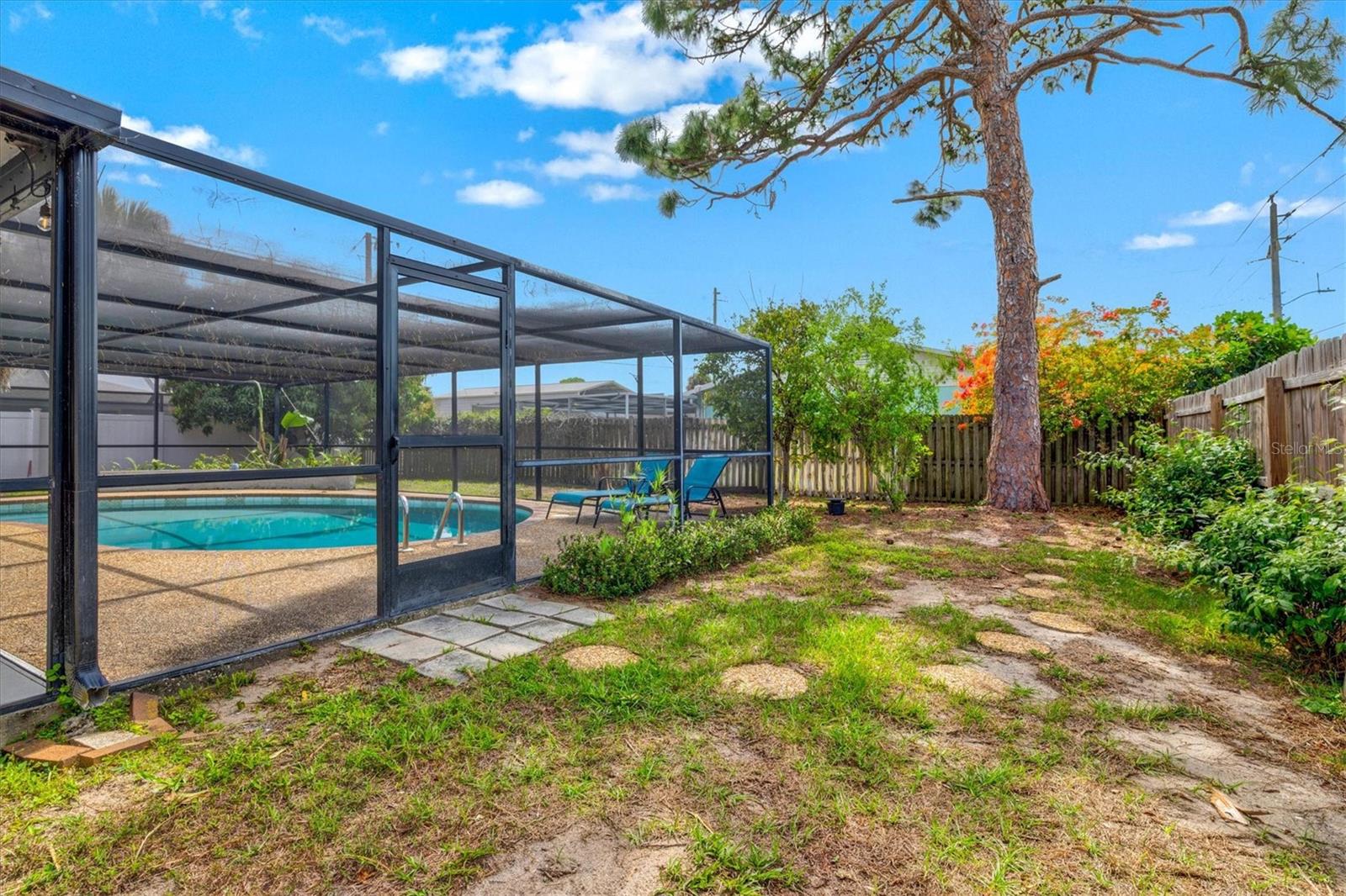 3310 SIESTA DR
