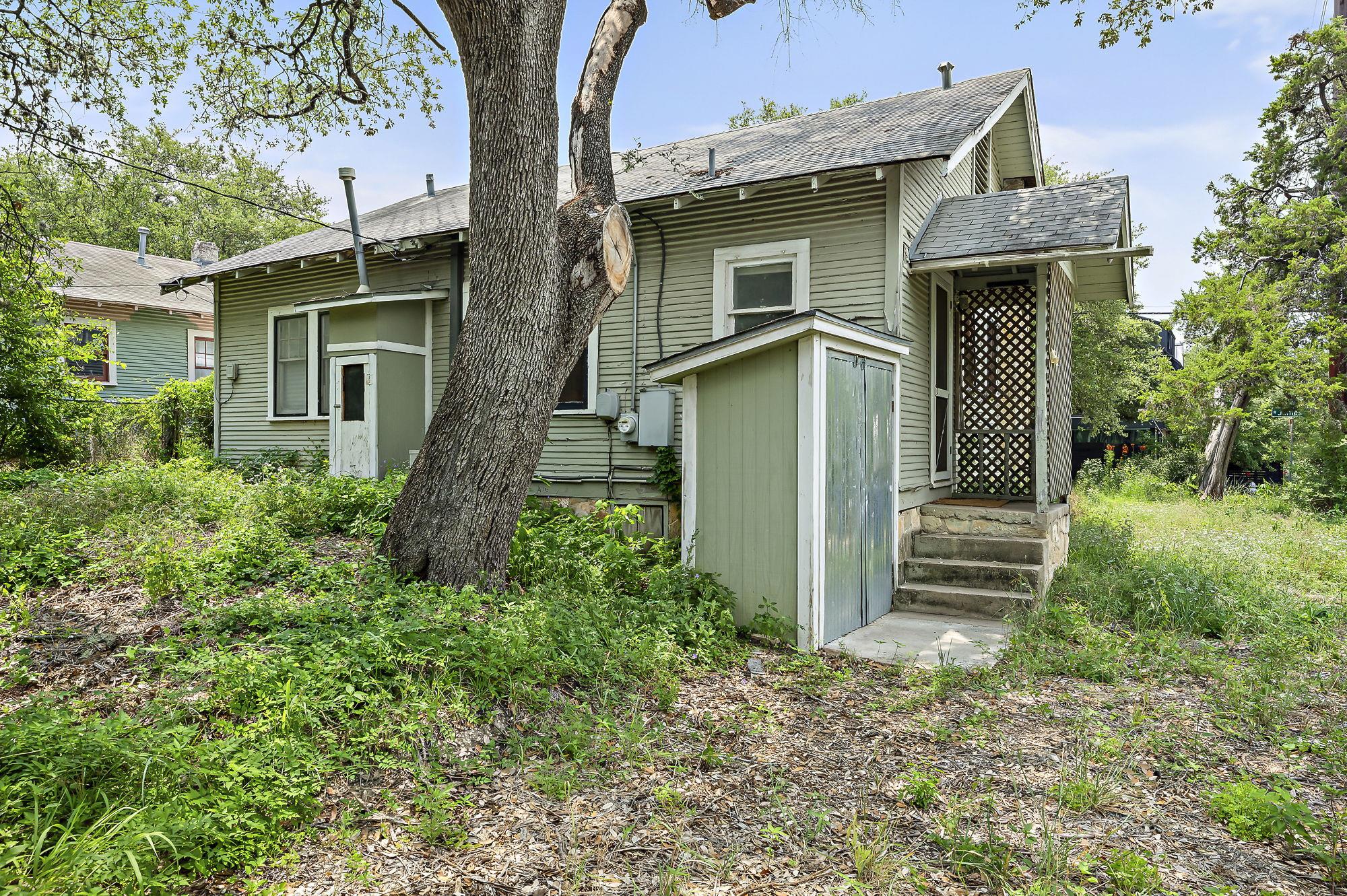 914 James ST