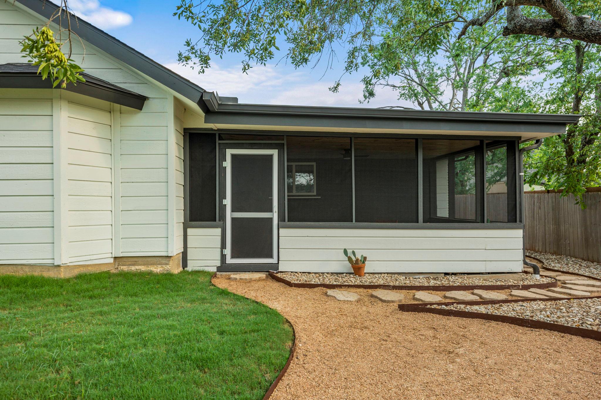 5702 Sutherlin RD