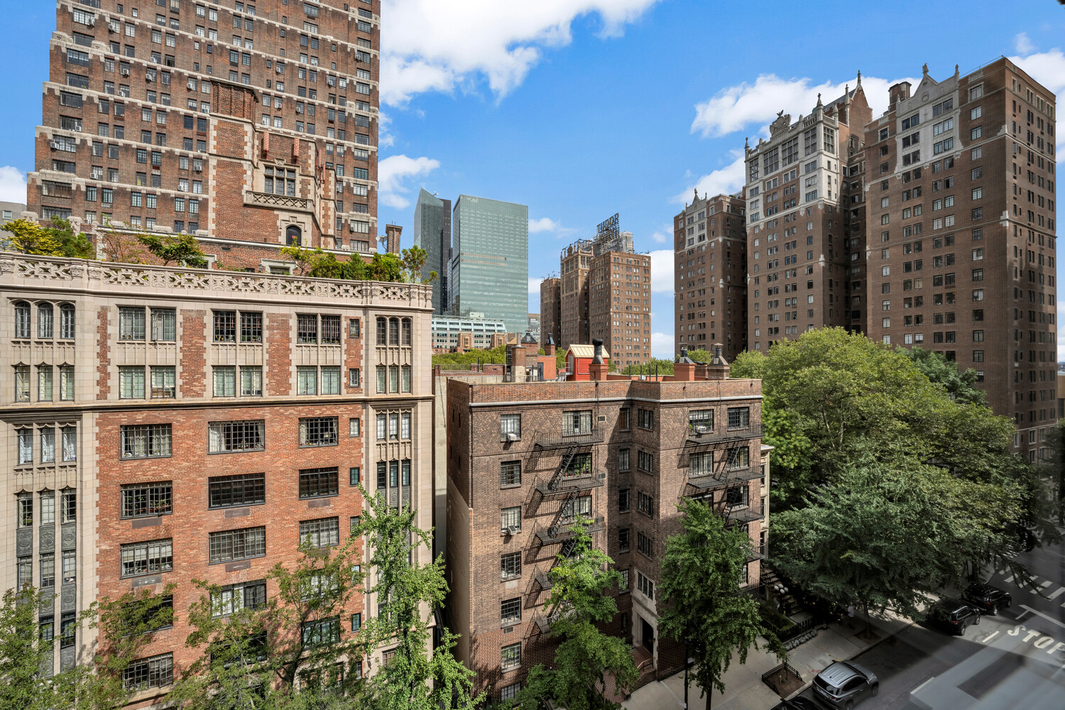 2 TUDOR CITY Place 8GN