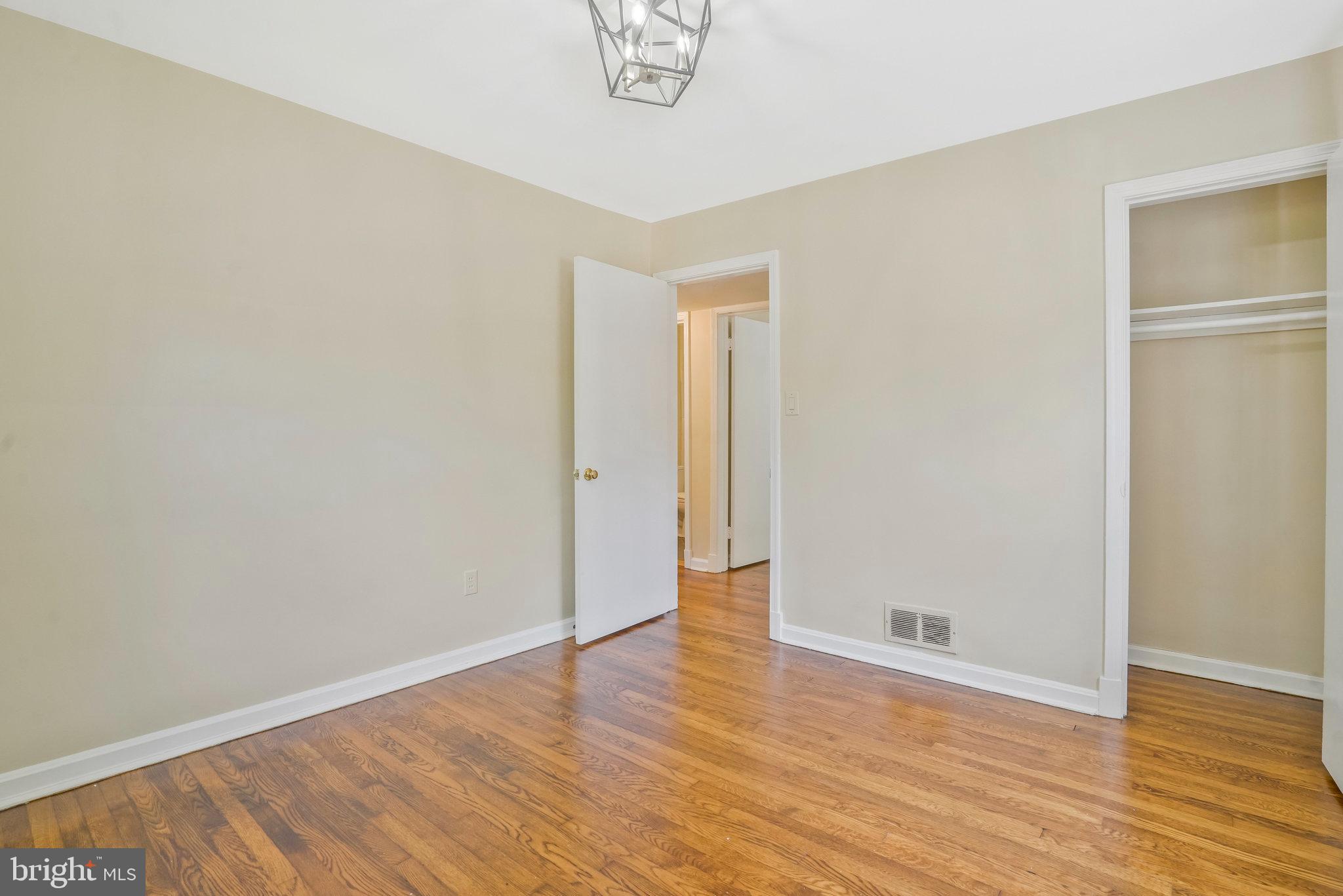 4 E Walnut St