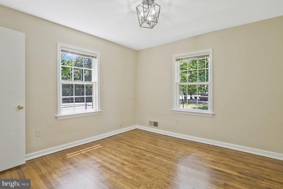 4 E Walnut St