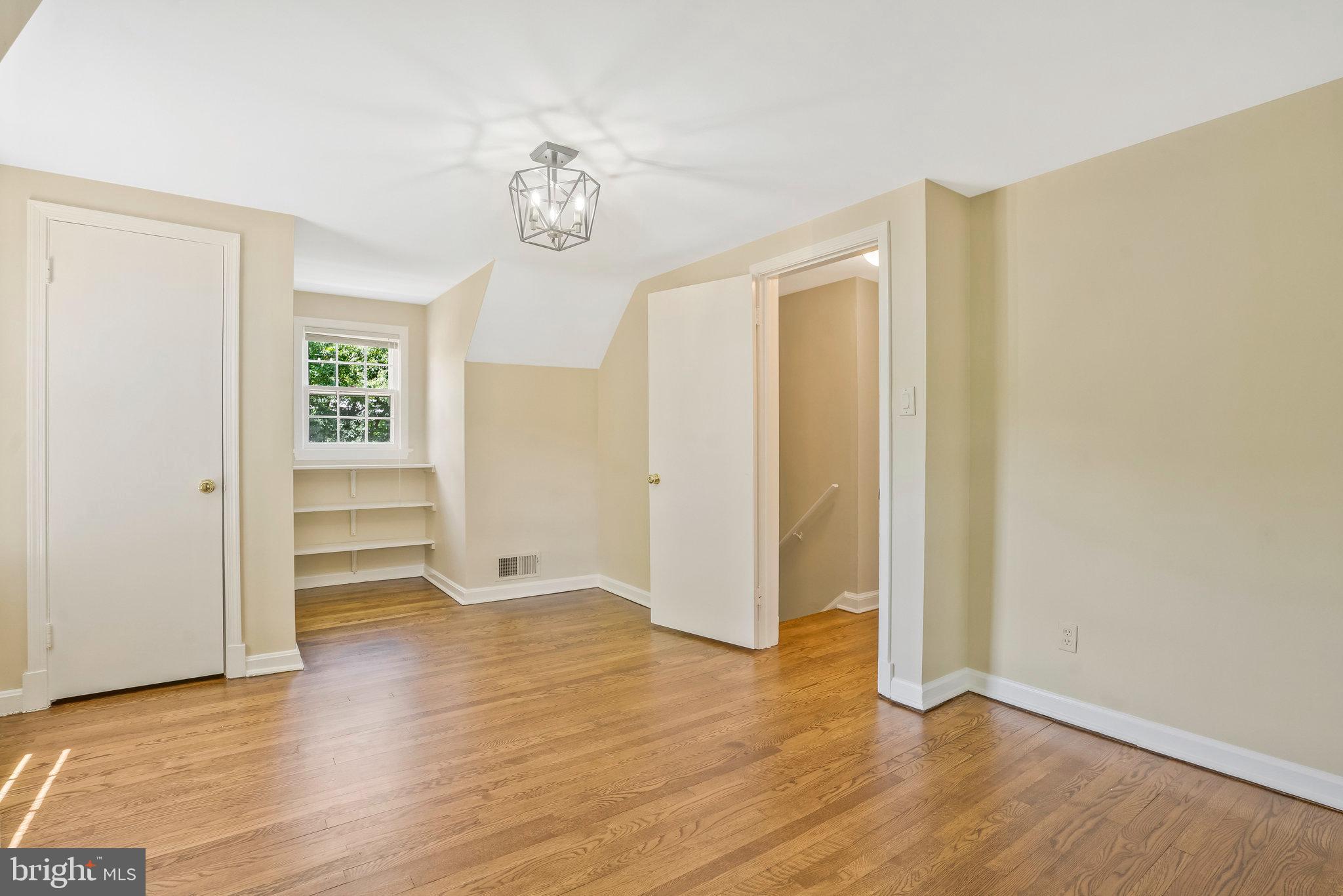 4 E Walnut St