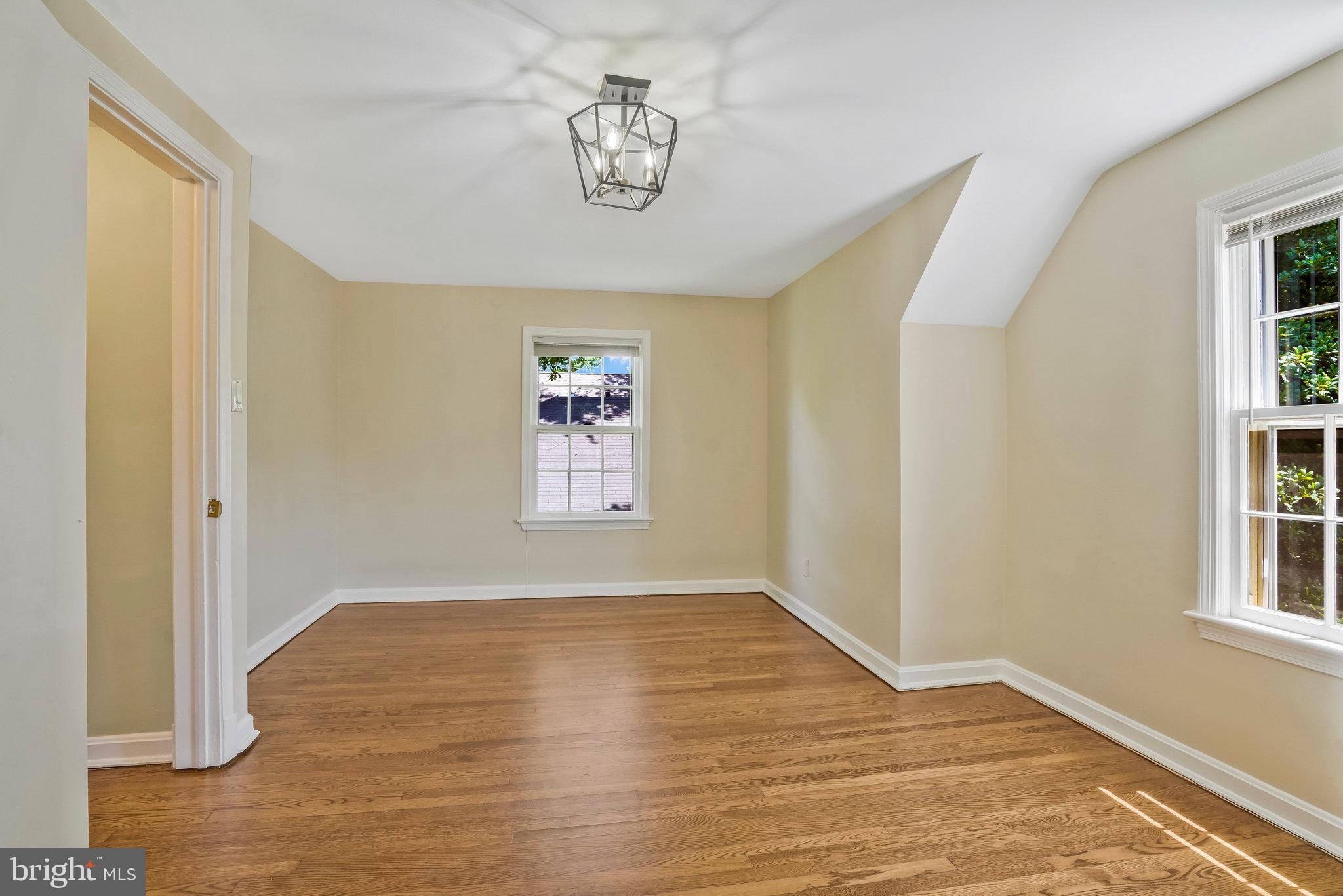 4 E Walnut St