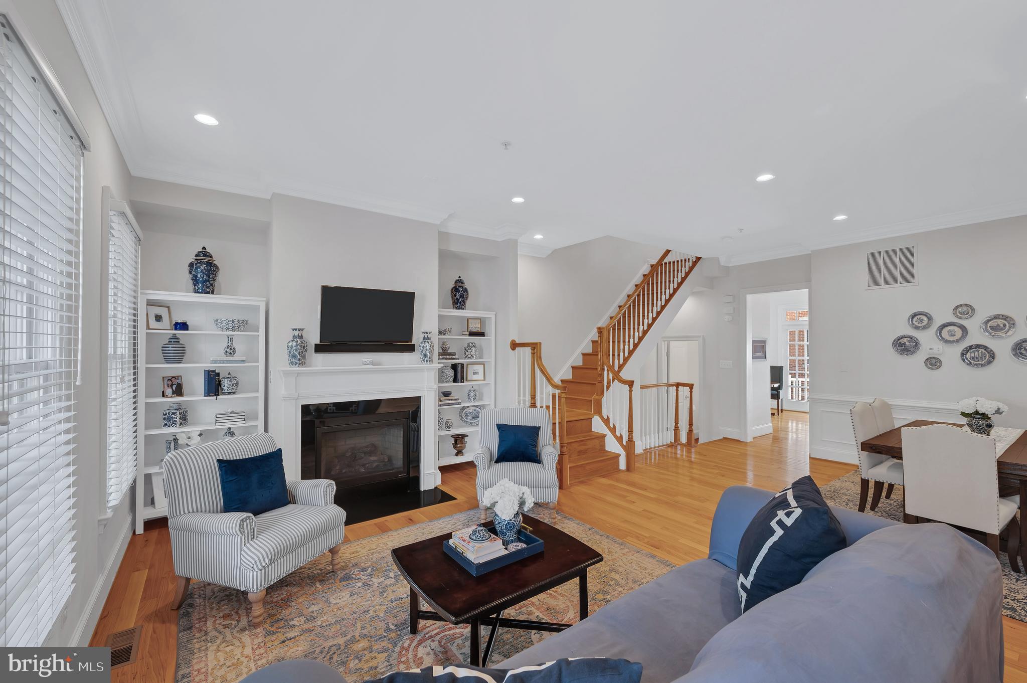 702 Lyles Ln