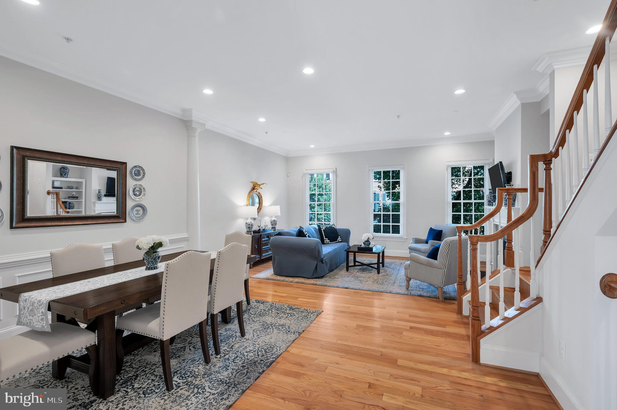 702 Lyles Ln