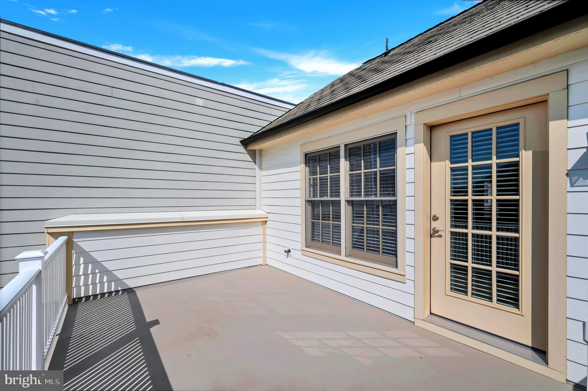 702 Lyles Ln