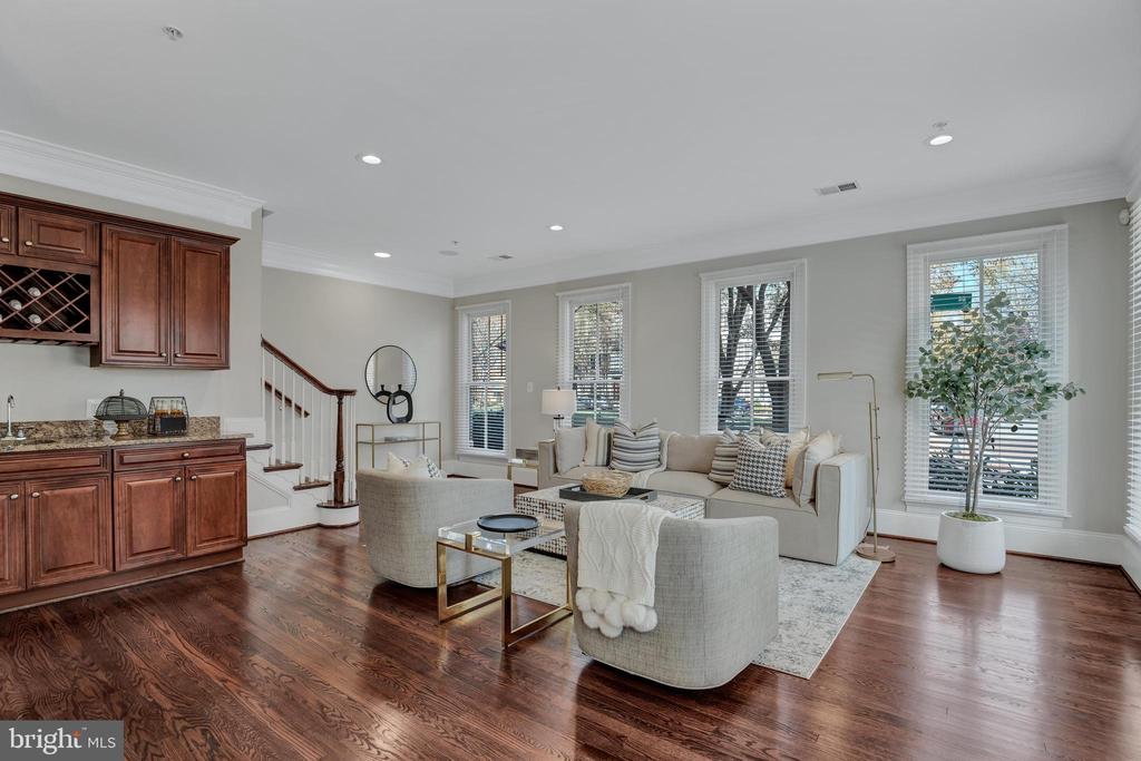 700 Rose Sq