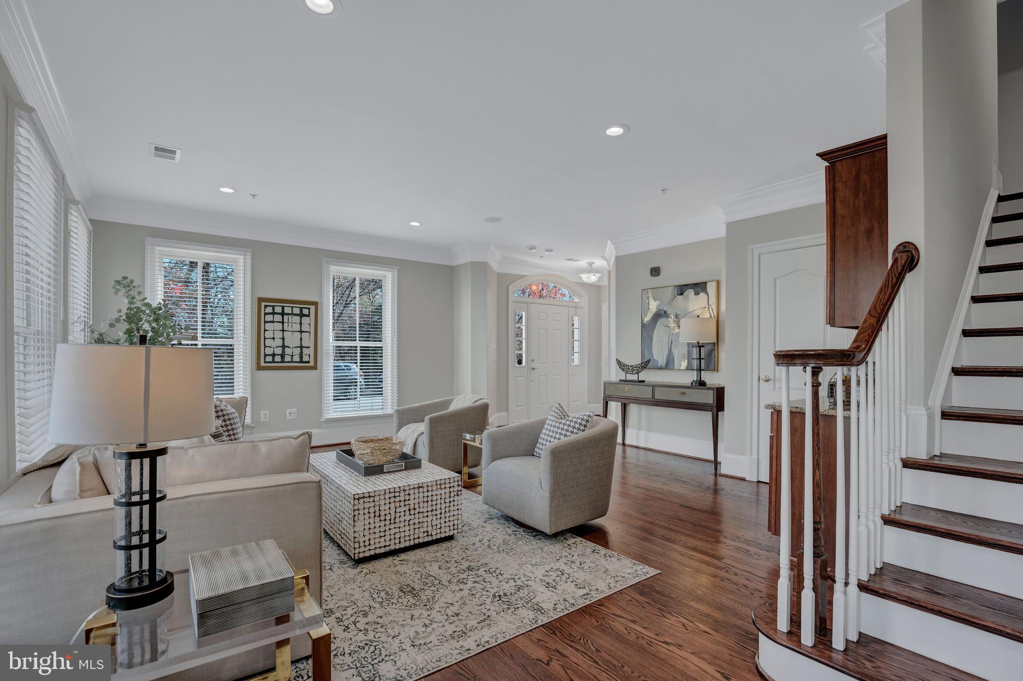 700 Rose Sq