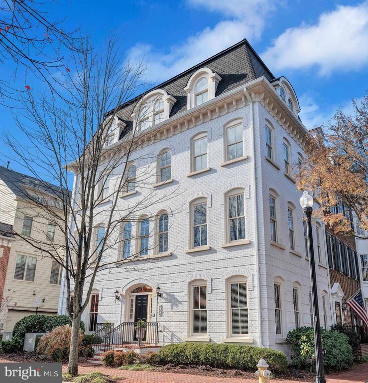700 Rose Sq