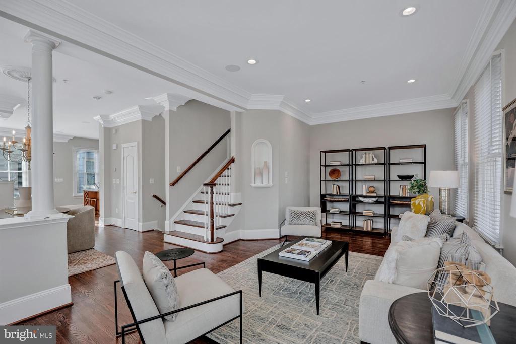 700 Rose Sq
