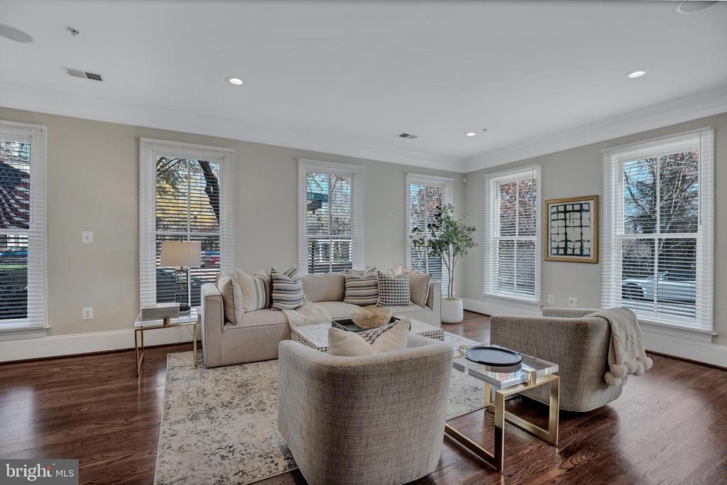 700 Rose Sq