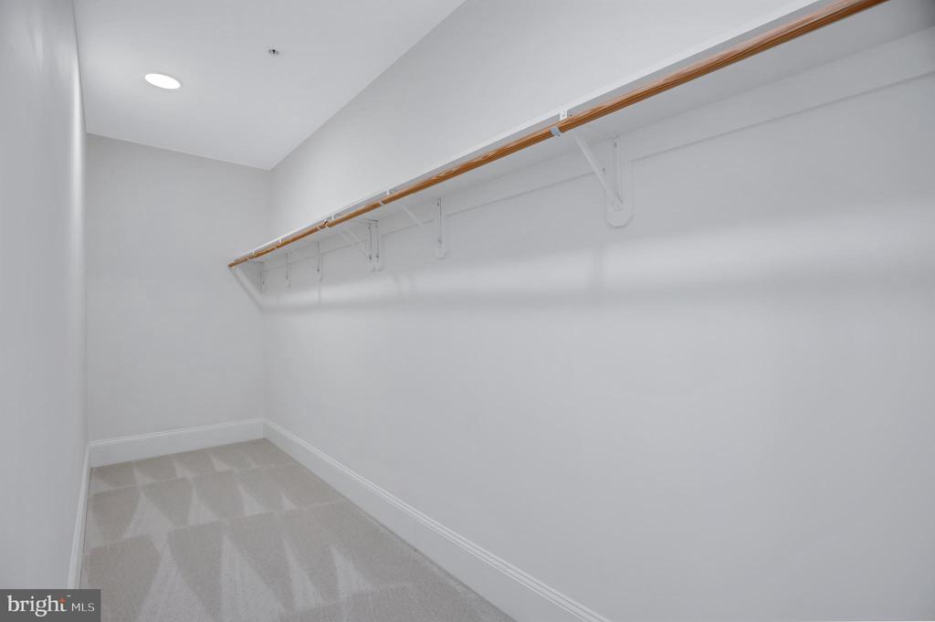 700 Rose Sq