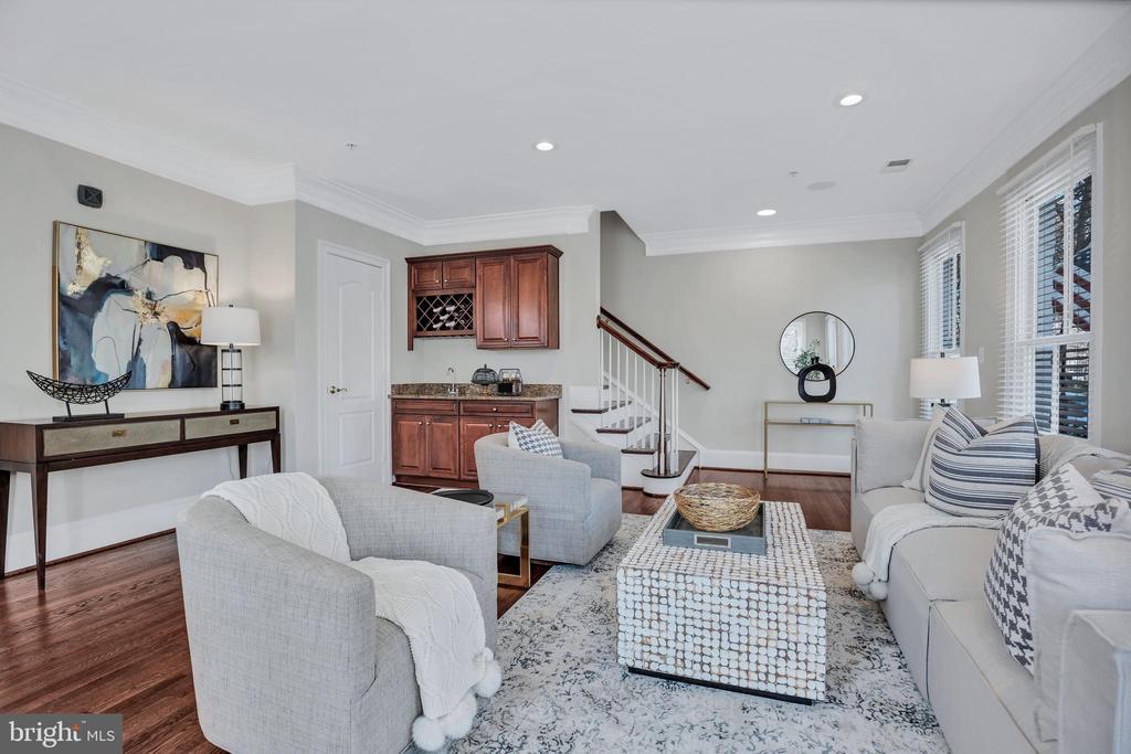 700 Rose Sq