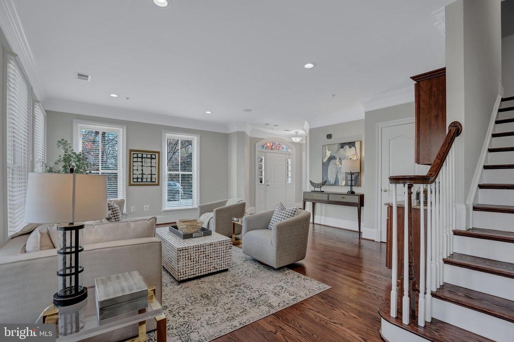 700 Rose Sq
