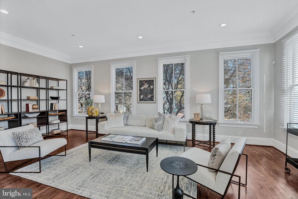 700 Rose Sq