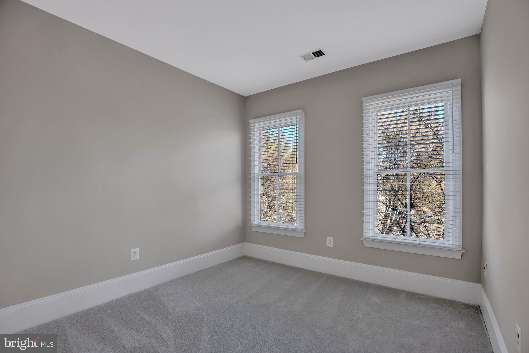 700 Rose Sq