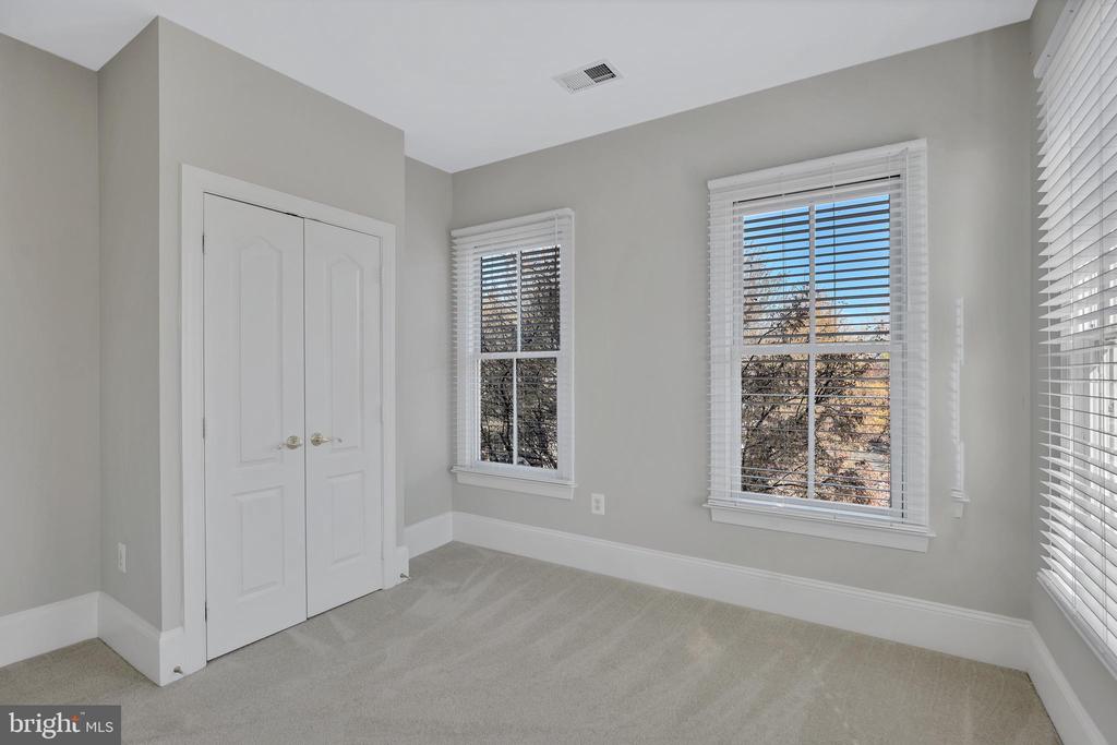 700 Rose Sq