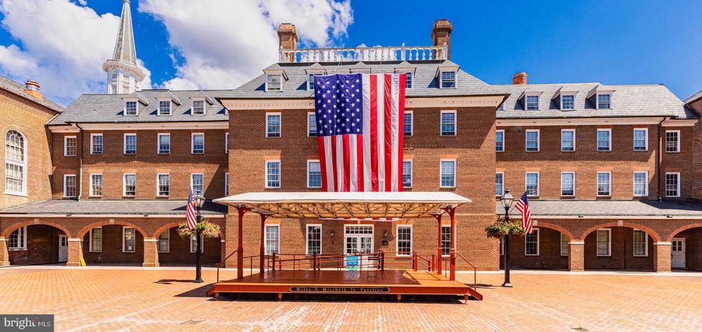 700 Rose Sq