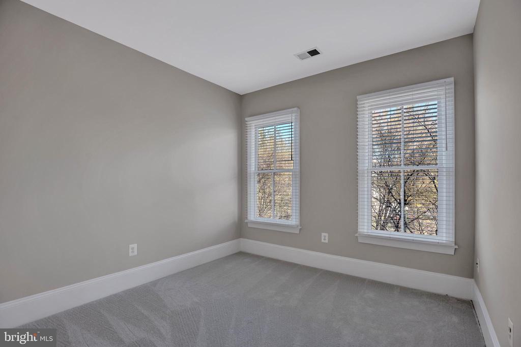 700 Rose Sq