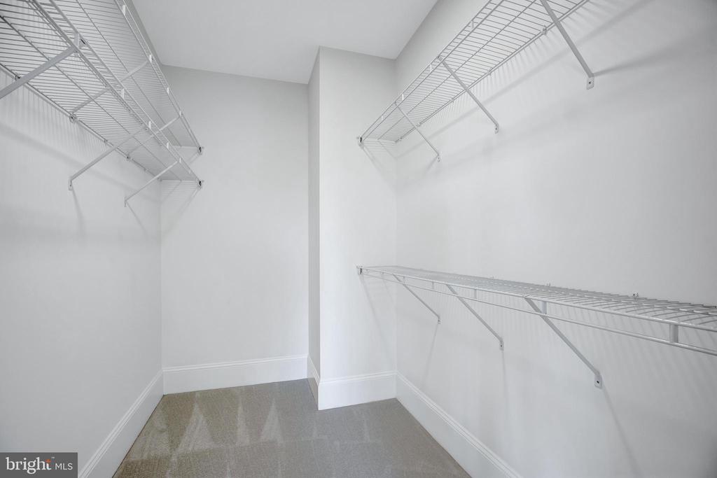 700 Rose Sq