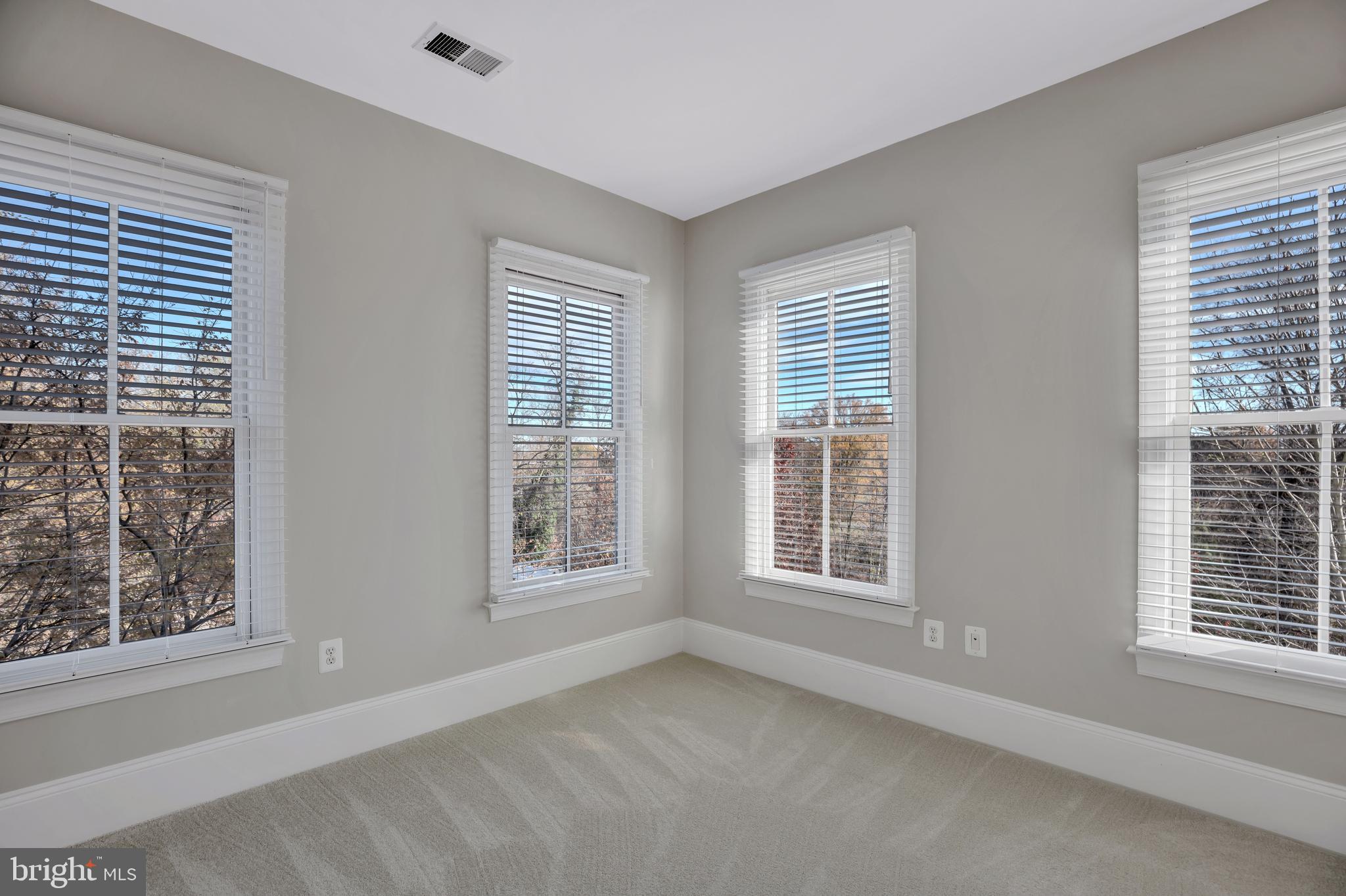 700 Rose Sq
