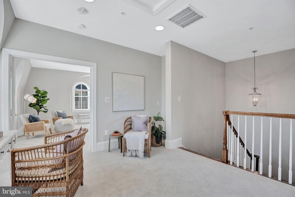 700 Rose Sq