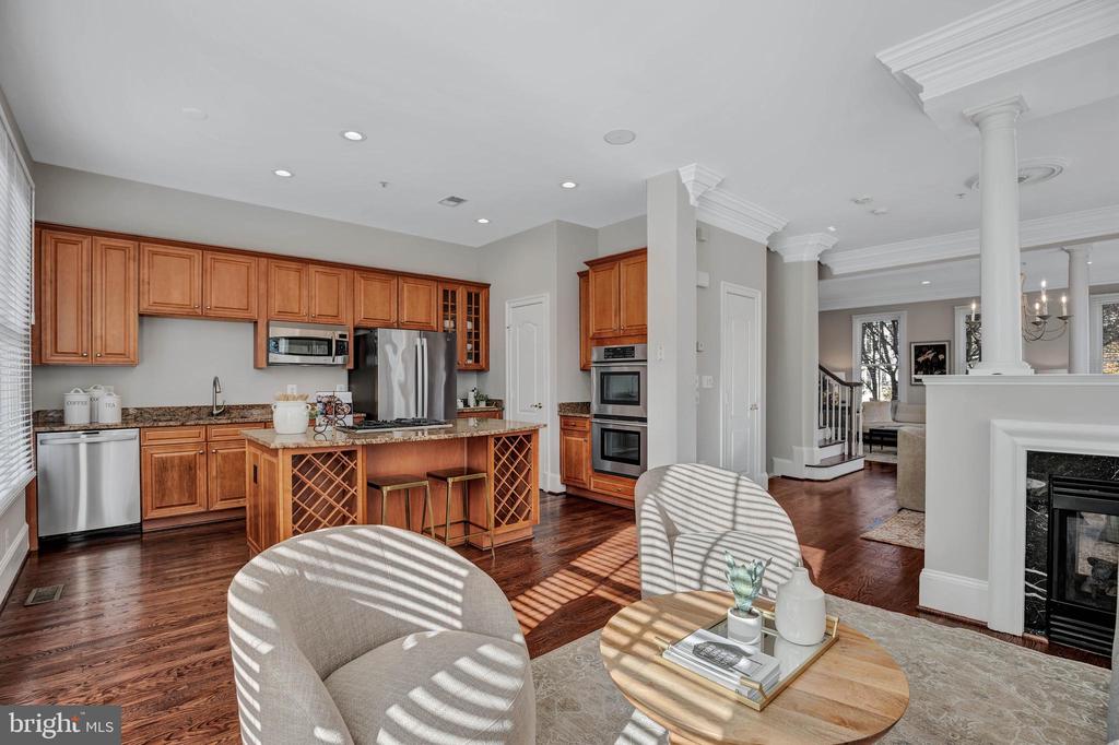 700 Rose Sq
