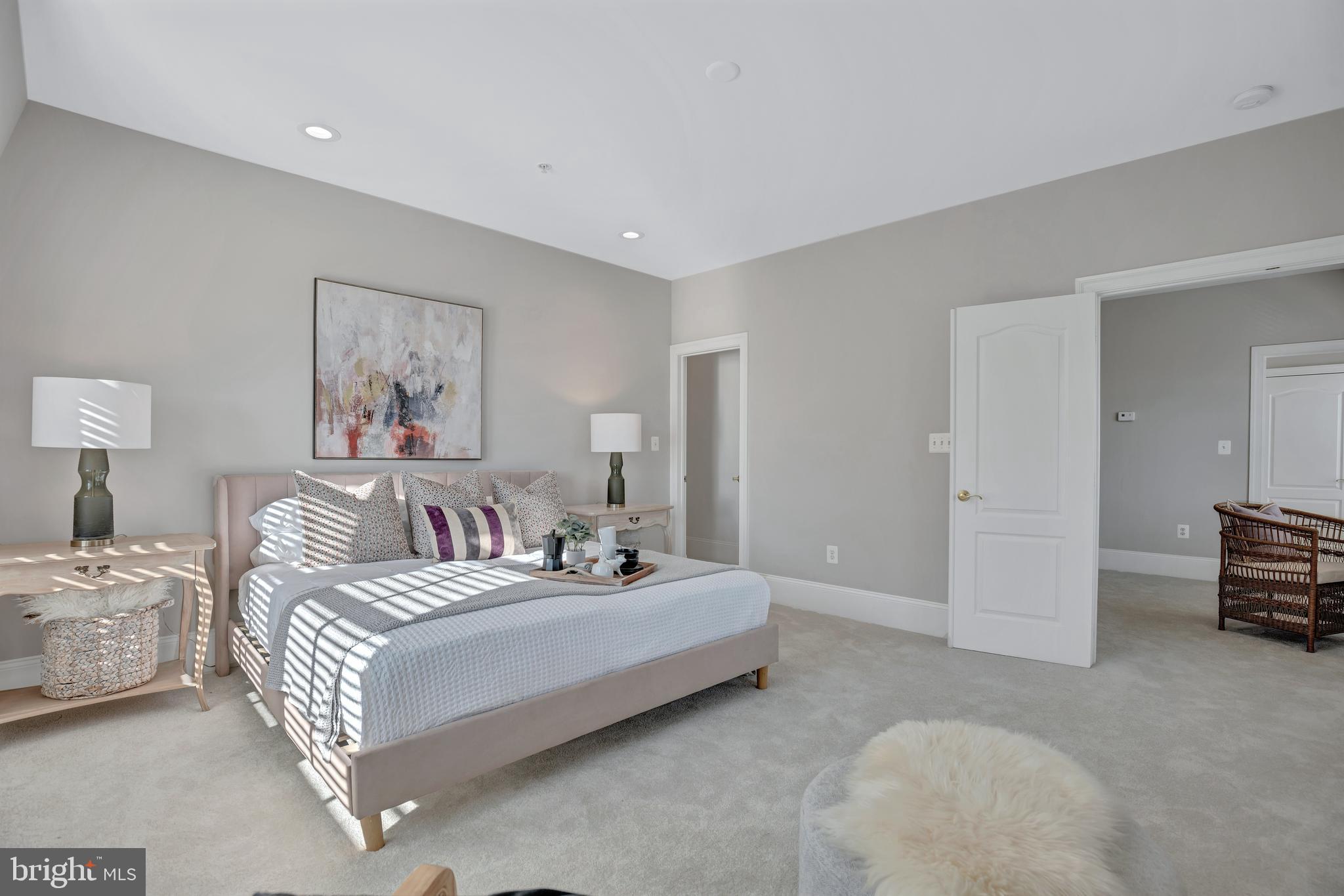 700 Rose Sq