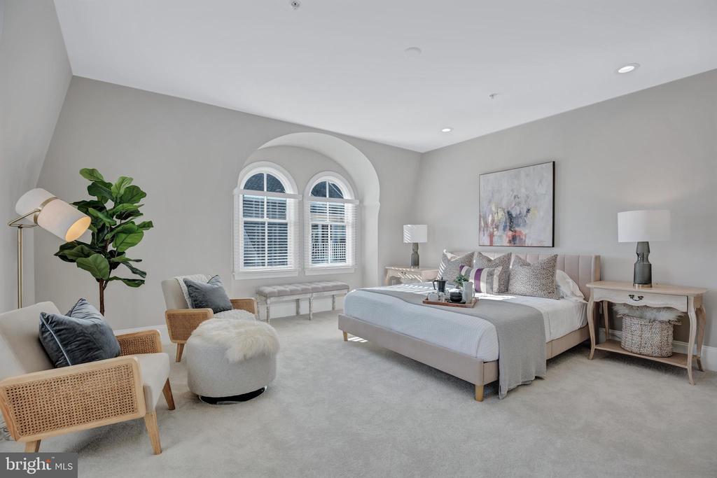 700 Rose Sq