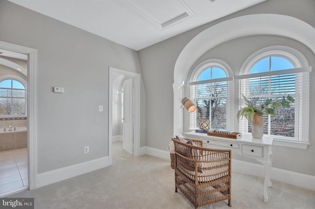 700 Rose Sq