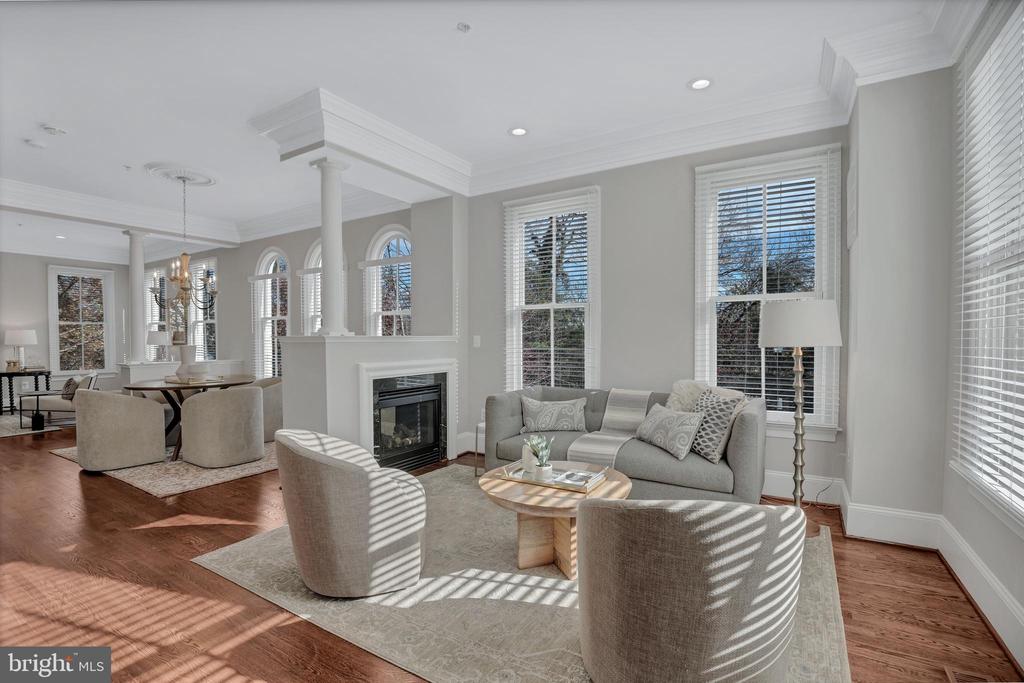 700 Rose Sq