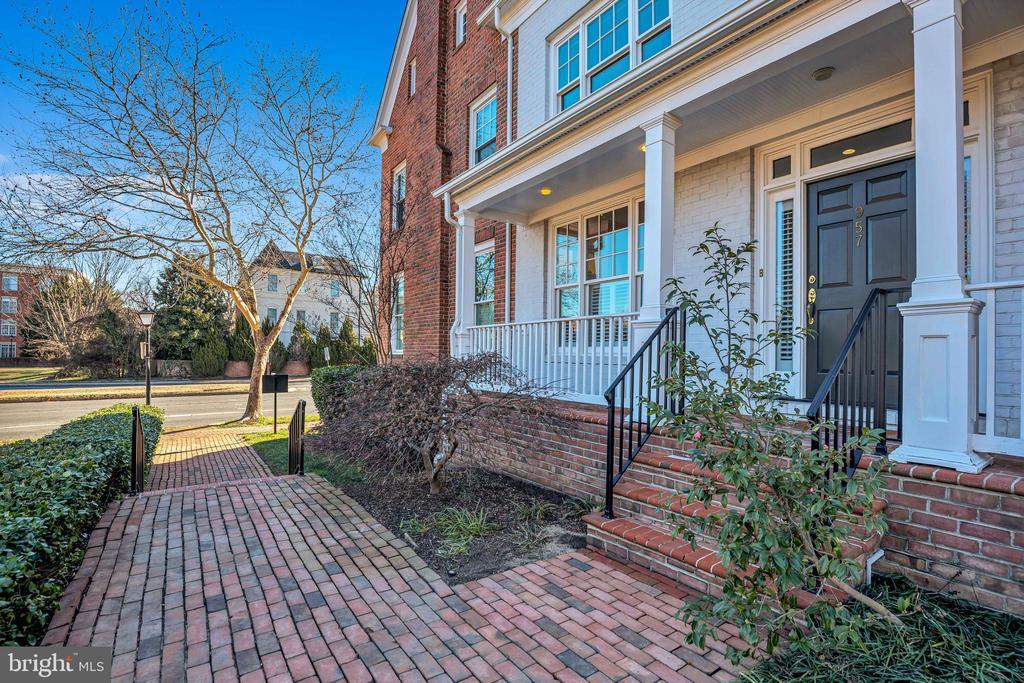 957 POWHATAN STREET