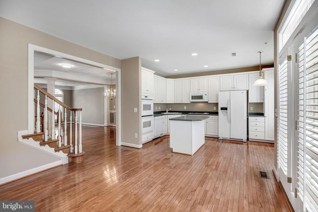 718 HAWKINS WAY