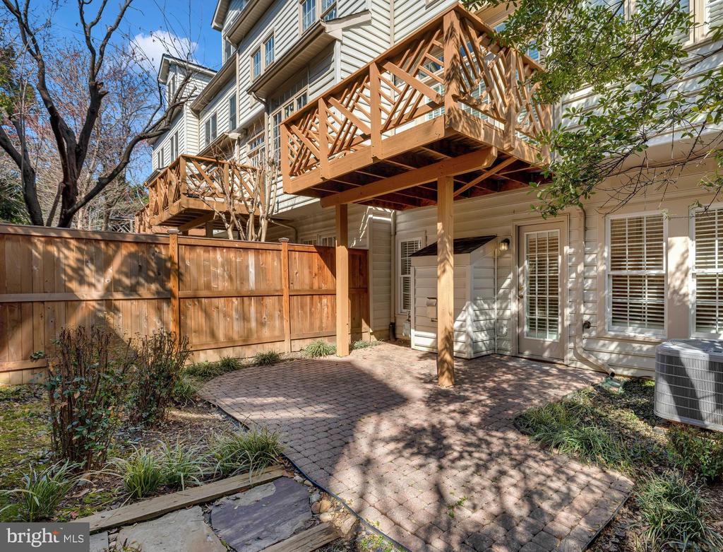 718 HAWKINS WAY
