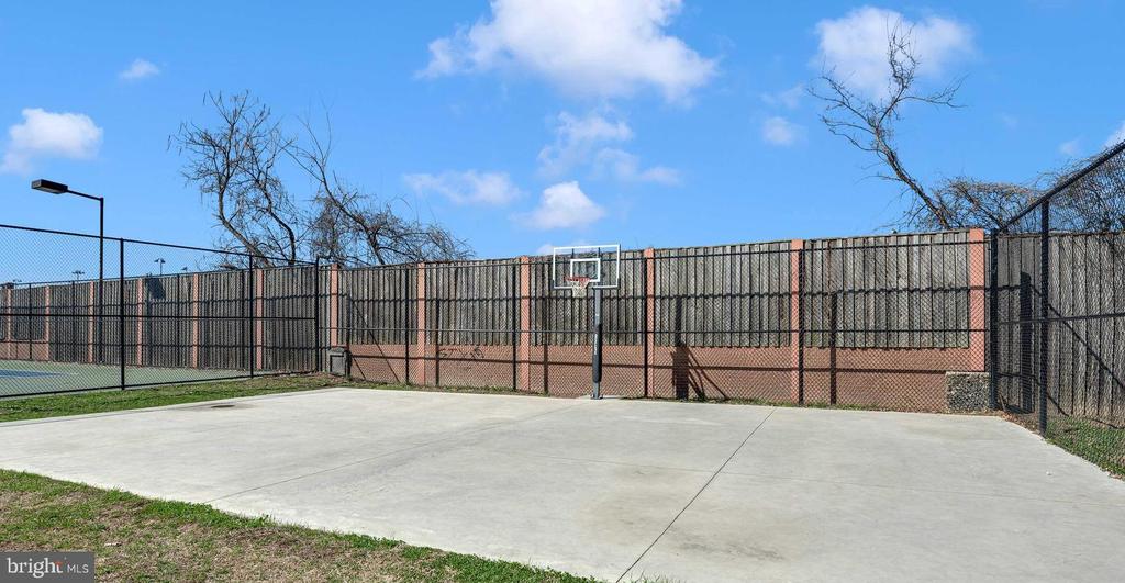 718 HAWKINS WAY