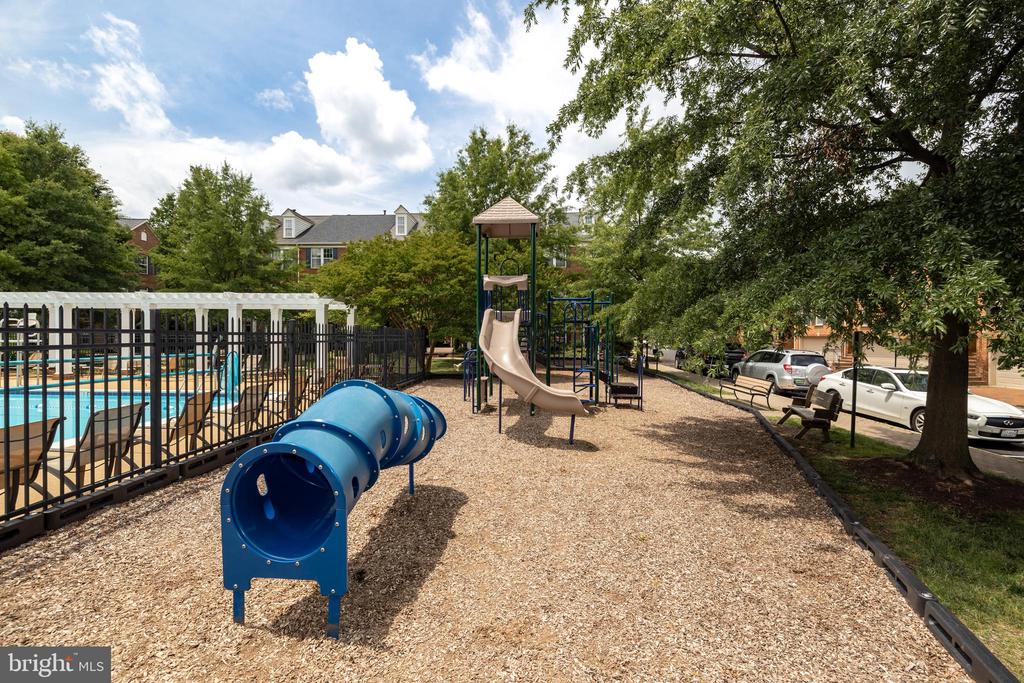 718 HAWKINS WAY