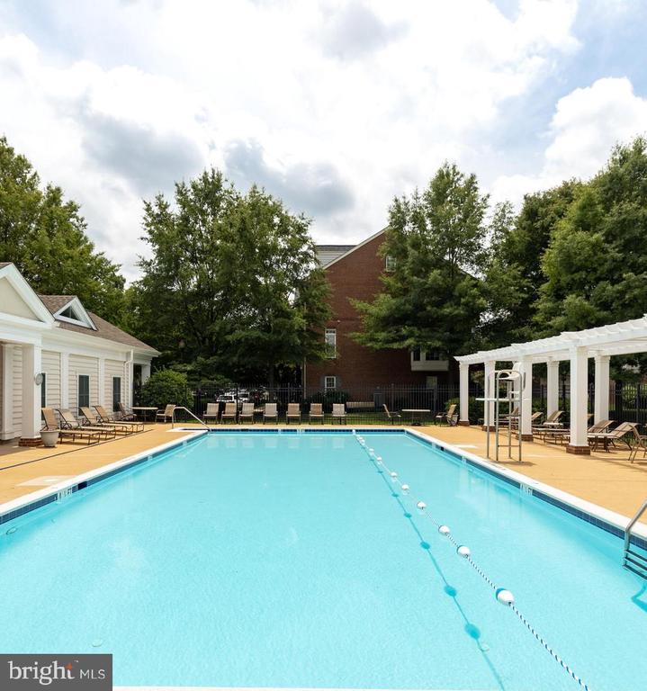 718 HAWKINS WAY