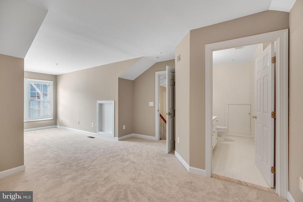 718 HAWKINS WAY