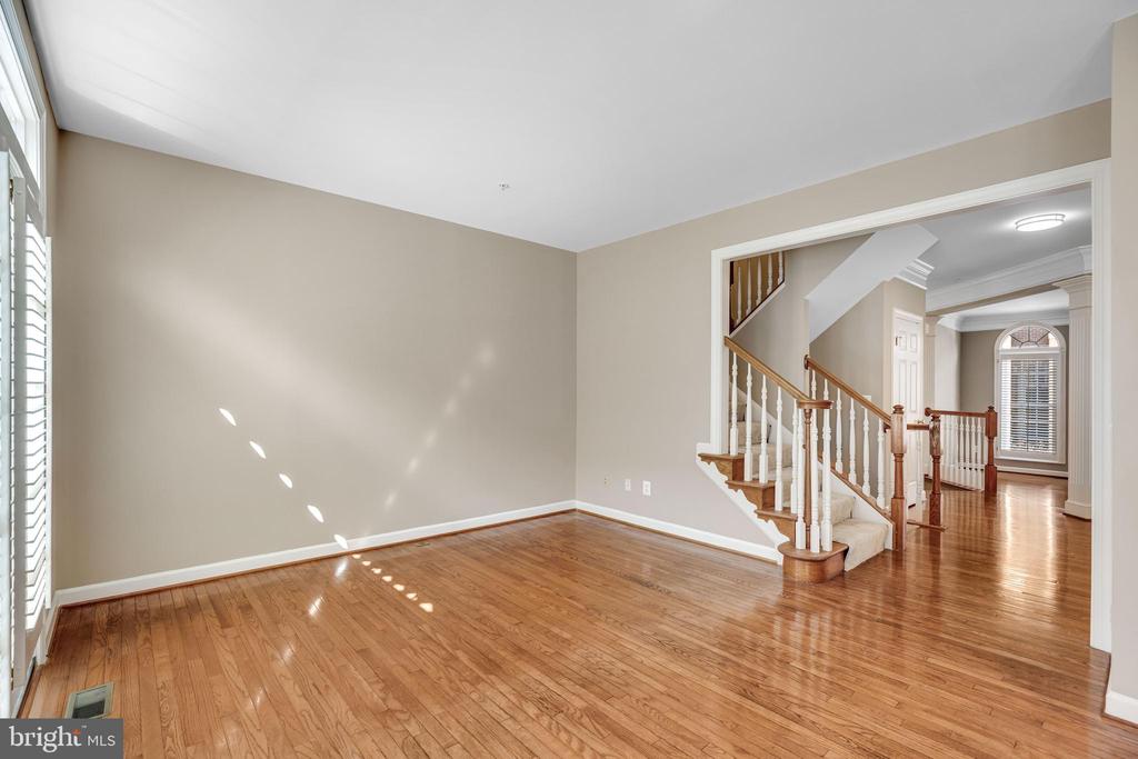 718 HAWKINS WAY