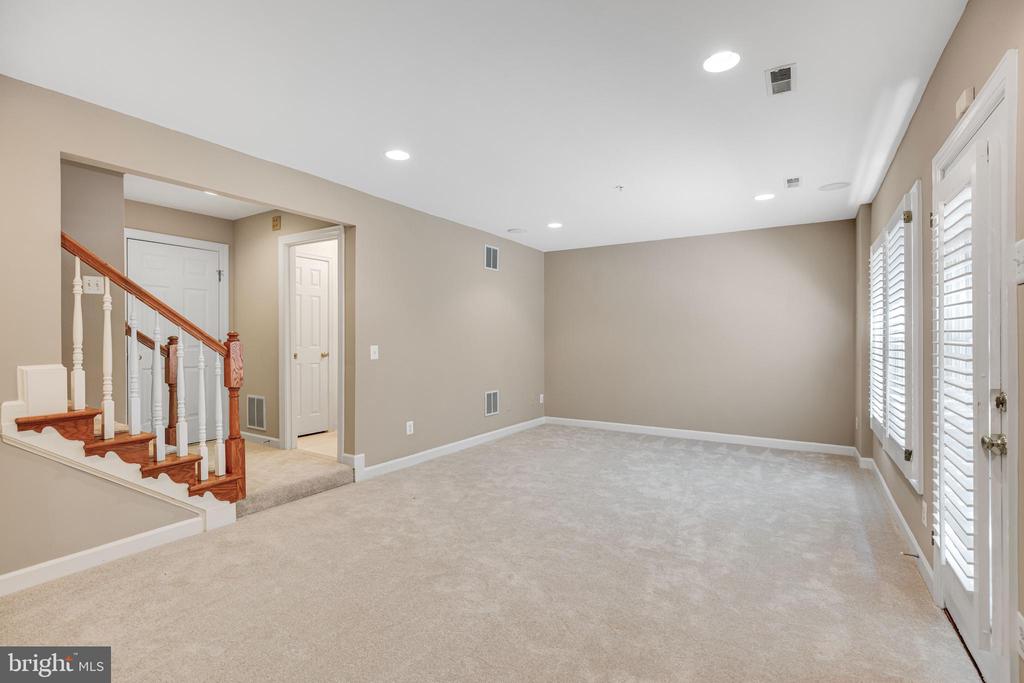 718 HAWKINS WAY