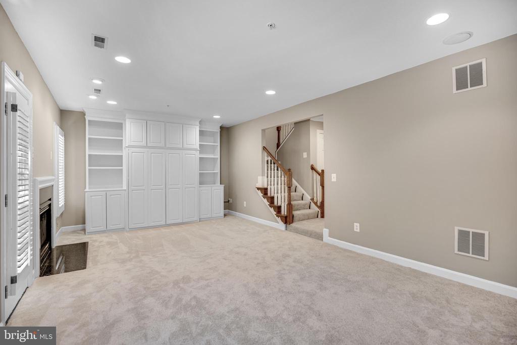 718 HAWKINS WAY