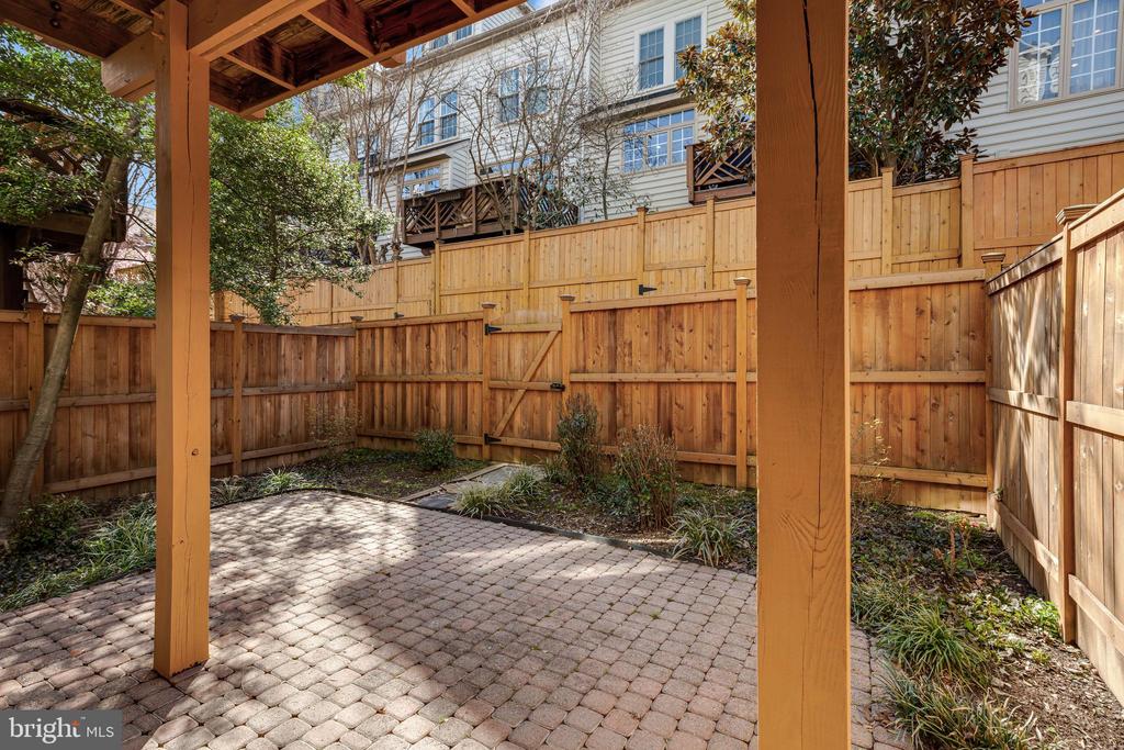 718 HAWKINS WAY