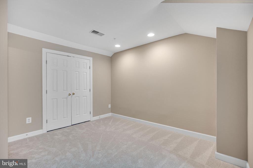 718 HAWKINS WAY