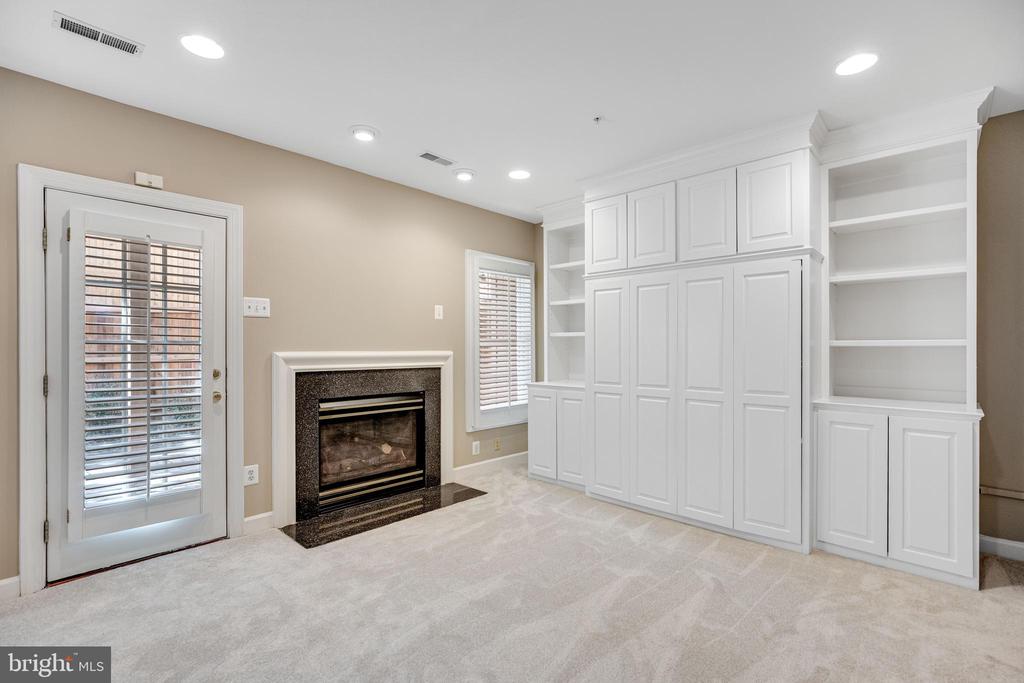 718 HAWKINS WAY