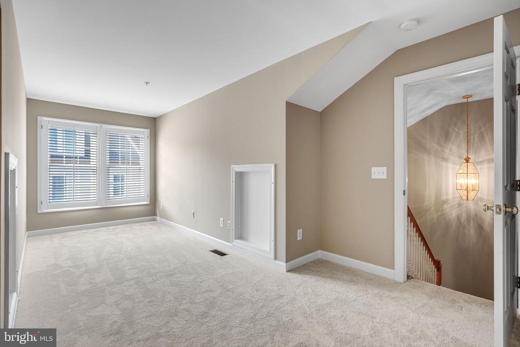 718 HAWKINS WAY