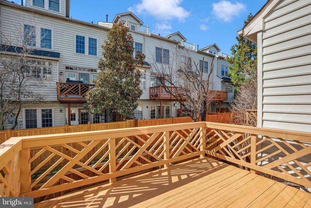 718 HAWKINS WAY