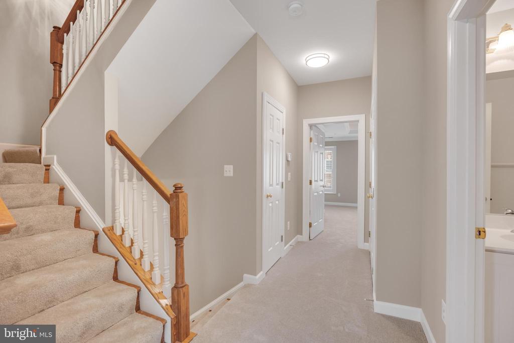 718 HAWKINS WAY