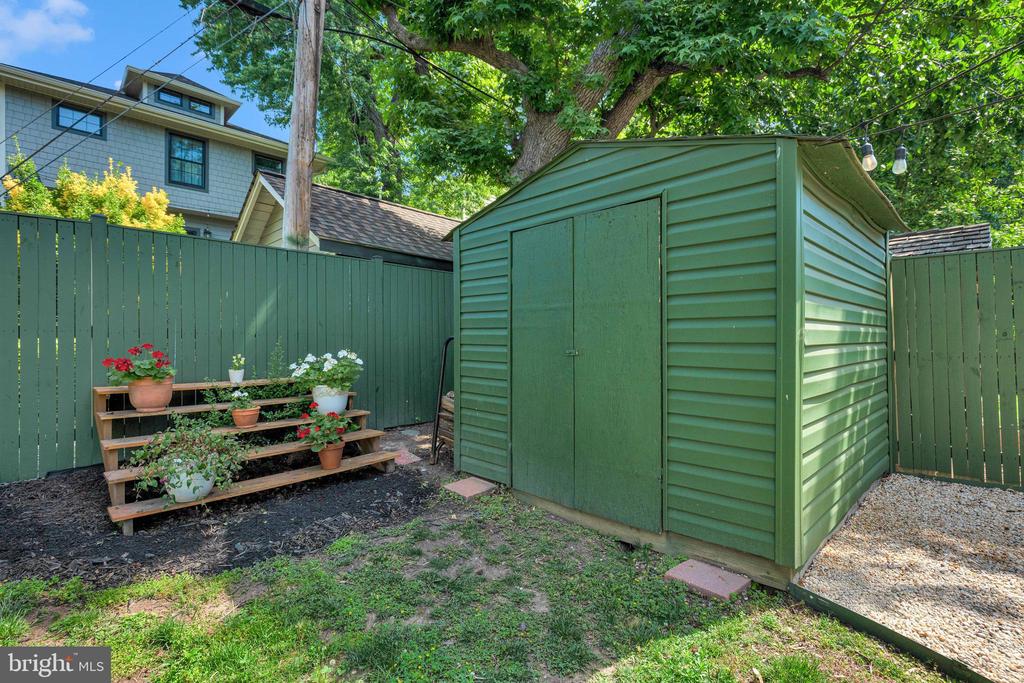4 E WALNUT STREET